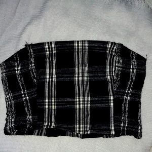 Hollister to top Black and white colored